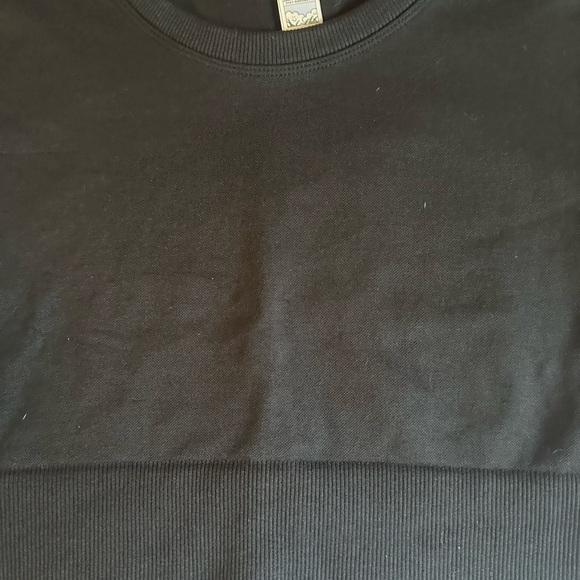 aerie offline black sidewalk seamless cropped t-shirt - Picture 3 of 5